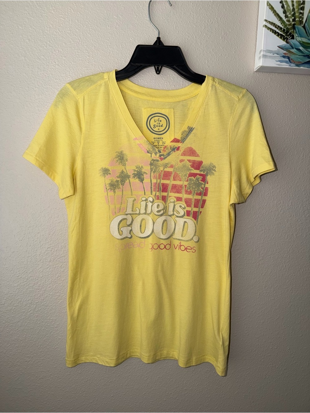 Life is Good “Spread Good Vibes” Women’s V-Neck Tshirt Small Yellow NWT